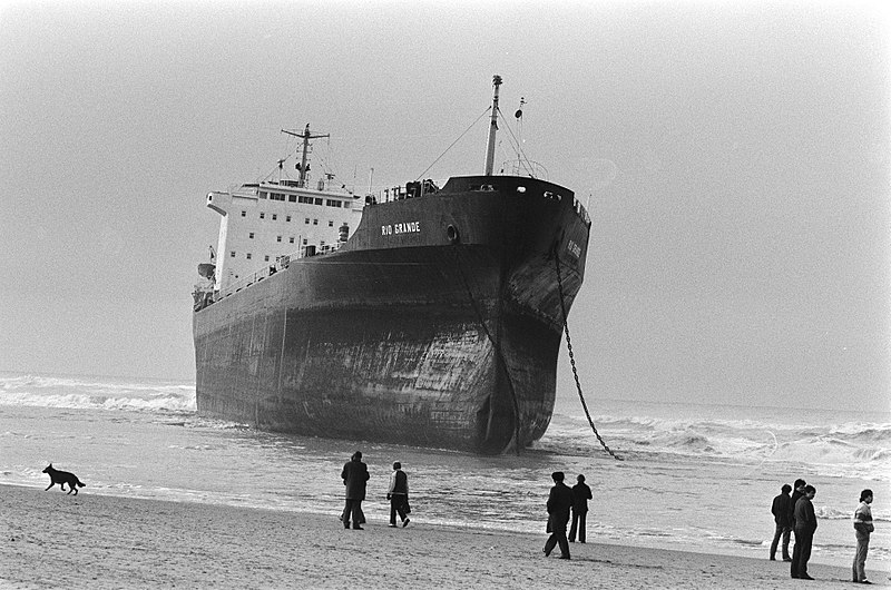 File:Bij Wassenaar is door de zware storm de Maltezer bulkcarrier Rio Grande aan de, Bestanddeelnr 933-5364.jpg