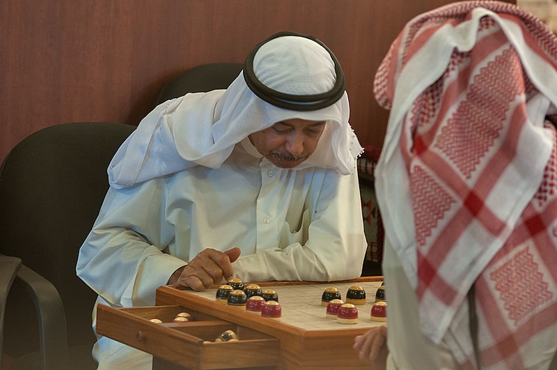 File:Board game damah at Souq Waqif.jpg