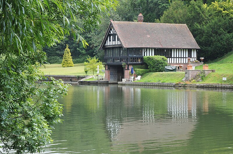 File:Boathouse at Cleeve - geograph.org.uk - 2490666.jpg