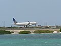 Continental airlines Boeing 737-700 landing at Queen Beatrix International Airport