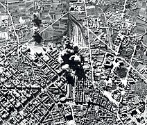 Bombardement aérien d'une gare de Valence en 1937 durant la guerre civile espagnole.