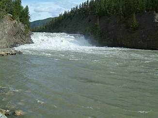 Bow River nedanför Banff Springs Hotel i Banff National Park