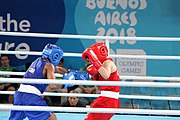 Deutsch: Boxen bei den Olympischen Jugendspielen 2018 Tag 12, 18. Oktober 2018 - Finale Leichtgewicht Mädchen – Junioren-Weltmeisterin und dreifache Juniorinnen-Europameisterin Caroline Sara DuBois (Großbritannien, blau) schlägt Juniorinnen-Asienmeisterin Porntip Buapa (Thailand, rot). English: Boxing at the 2018 Summer Youth Olympics on 18 October 2018 – Girls' lightweight Gold Medal Bout – Caroline Sara DuBois (Grat Britain, blue) wins over Porntip Buapa (Thailand, red). Español: Boxeo en los Juegos Olímpicos Juveniles de Verano de 2018 en 18 de octubre de 2018 - Combate de medalla de oro de peso ligero para niñas - Caroline Sara DuBois (Gran Bretaña, azul ) gana sobre Porntip Buapa (Tailandia, rojo).