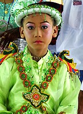 Jongen in coming-of-age-jurk - Mahamuni Paya.jpg