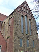 Chorgiebel der Stephani­kirche in Bremen, Stebe­pfeiler aus neu­zeit­lich kleinem Backstein