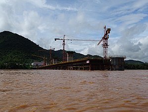 Eisenbahnbrückenbau über dem Mekong in der Provinz Luang Prabang