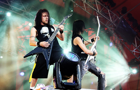Ведущий гитарист Майкл Пэджет (слева) и вокалист Мэттью Так (справа) на фестивале Roskilde в Дании в 2006 году.