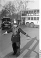 Bundesarchiv Bild 102-13173, Berlin, Kind als Verkehrspolizist.jpg