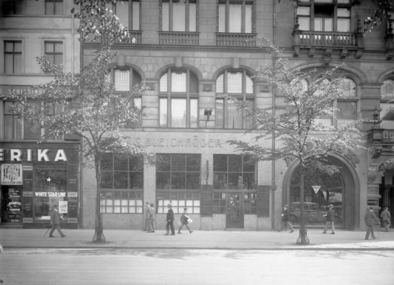 File:Bundesarchiv Bild 183-1982-0903-510, Berlin, Unter den Linden, Bankhaus S. Bleichröder.jpg