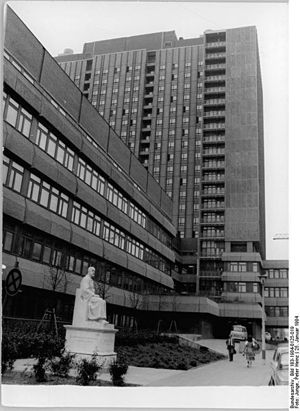 File:Bundesarchiv Bild 183-1984-0125-019, Berlin, Krankenhaus, Charité, Robert-Koch-Denkmal.jpg