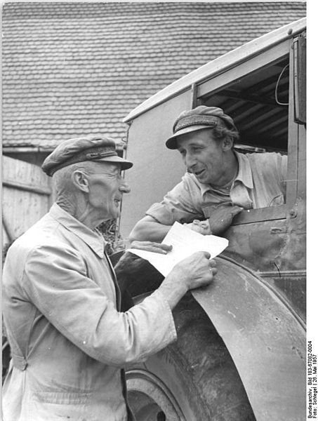 File:Bundesarchiv Bild 183-67082-0004, Volksgut Hirschfeld, Bauern im Gespräch.jpg