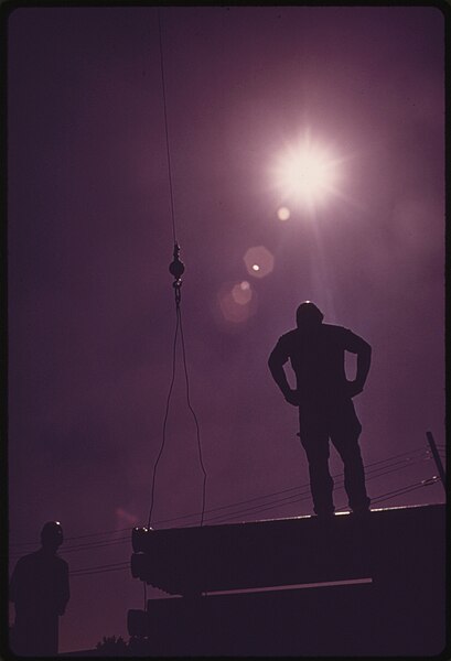 File:CONSTRUCTION WORKERS SILHOUETTED AGAINST A BRIGHT OCTOBER SUN IN SOUTH SIDE CHICAGO. SOME BLACKS CHARGE THAT AREAS OF... - NARA - 556185.jpg