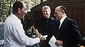 Thủ tướng Israel Menachem Begin và Tổng thống Ai Cập Anwar Sadat cùng với Tổng thống Hoa Kỳ tại Trại David năm 1978.