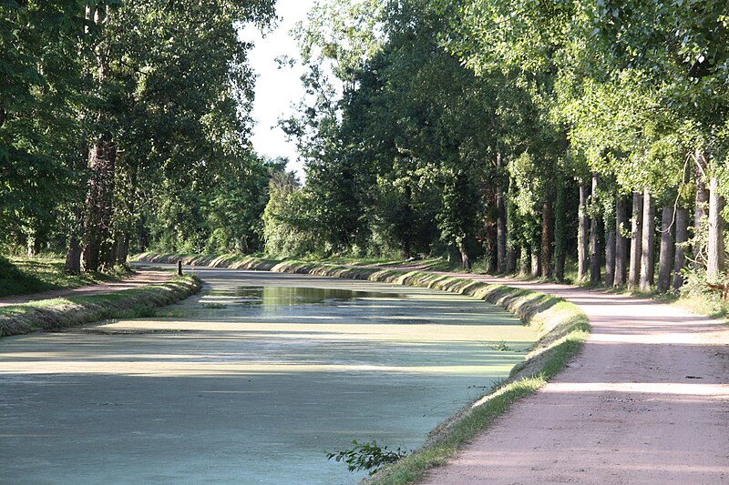 File:Canal de Berry - Montluçon 002.JPG