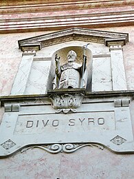 Statua di San Siro sulla facciata della chiesa Parrocchiale di San Siro in Castelletto Monferrato.