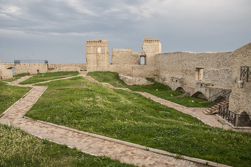 File:Castello aragonese di Ortona (CH), interno.jpg