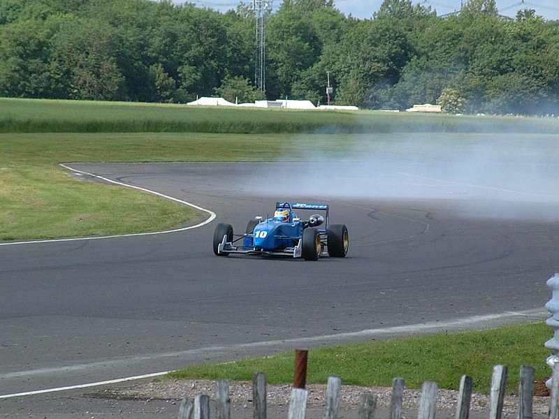 File:Castle Combe Circuit MMB 33 British F3.jpg