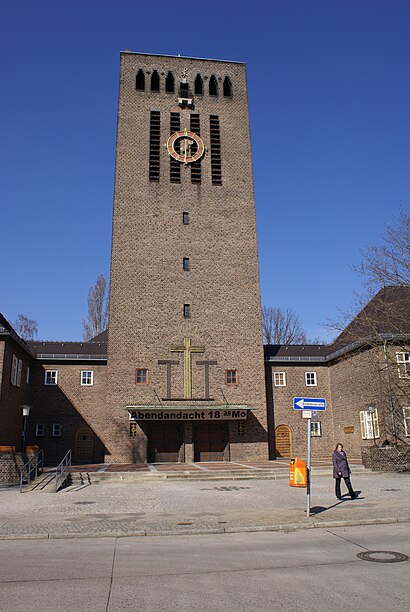 So kommt man zu der Christophoruskirche Berlin - Siemensstadt mit den Öffentlichen - Mehr zum Ort Hier