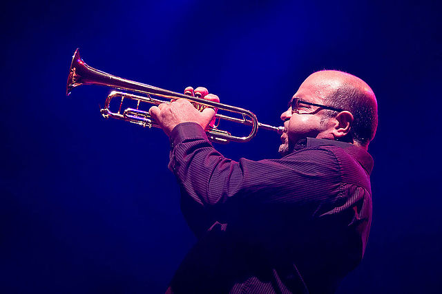 Рейнальдо Мелиан, трубач ансамбля Чучо Вальдеса The Afro-Cuban Messengers, во время концерта в Театро Сирко Присе[исп.] в Мадриде