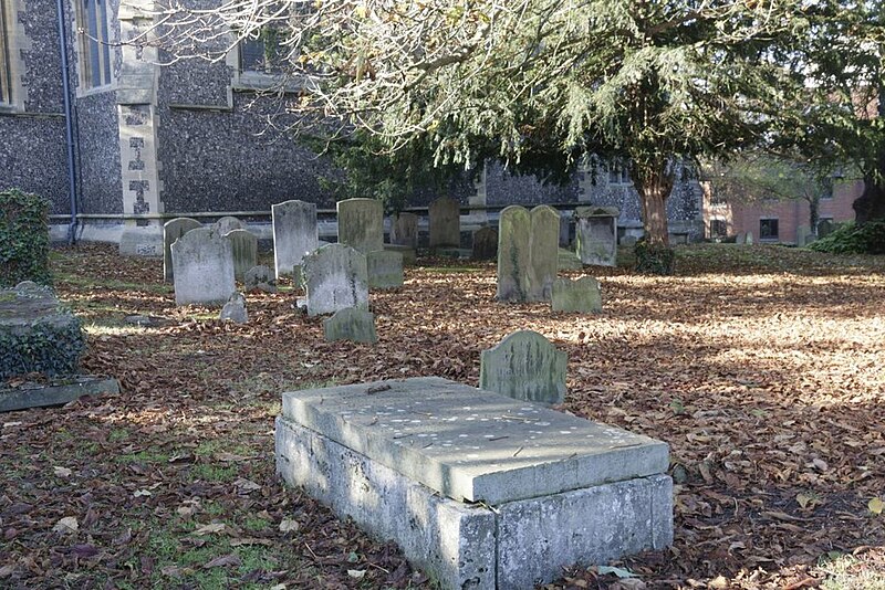 File:Churchyard Near St Giles - geograph.org.uk - 5317355.jpg