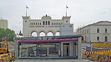 Zugang zum Tunnelbahnsteig vom Bayerischen Platz (2014), im Hintergrund Portikus und Gebäude der ehemaligen Abfahrtsseite