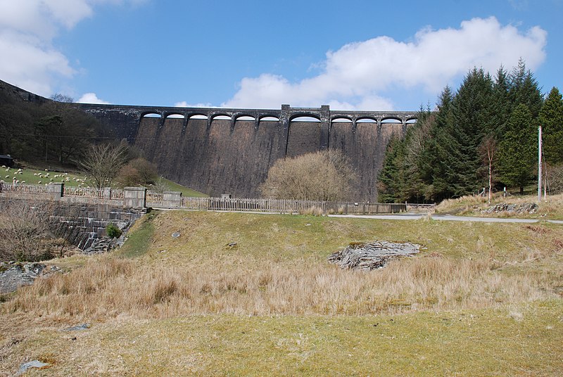 File:Claerwen Dam and footbridge.jpg