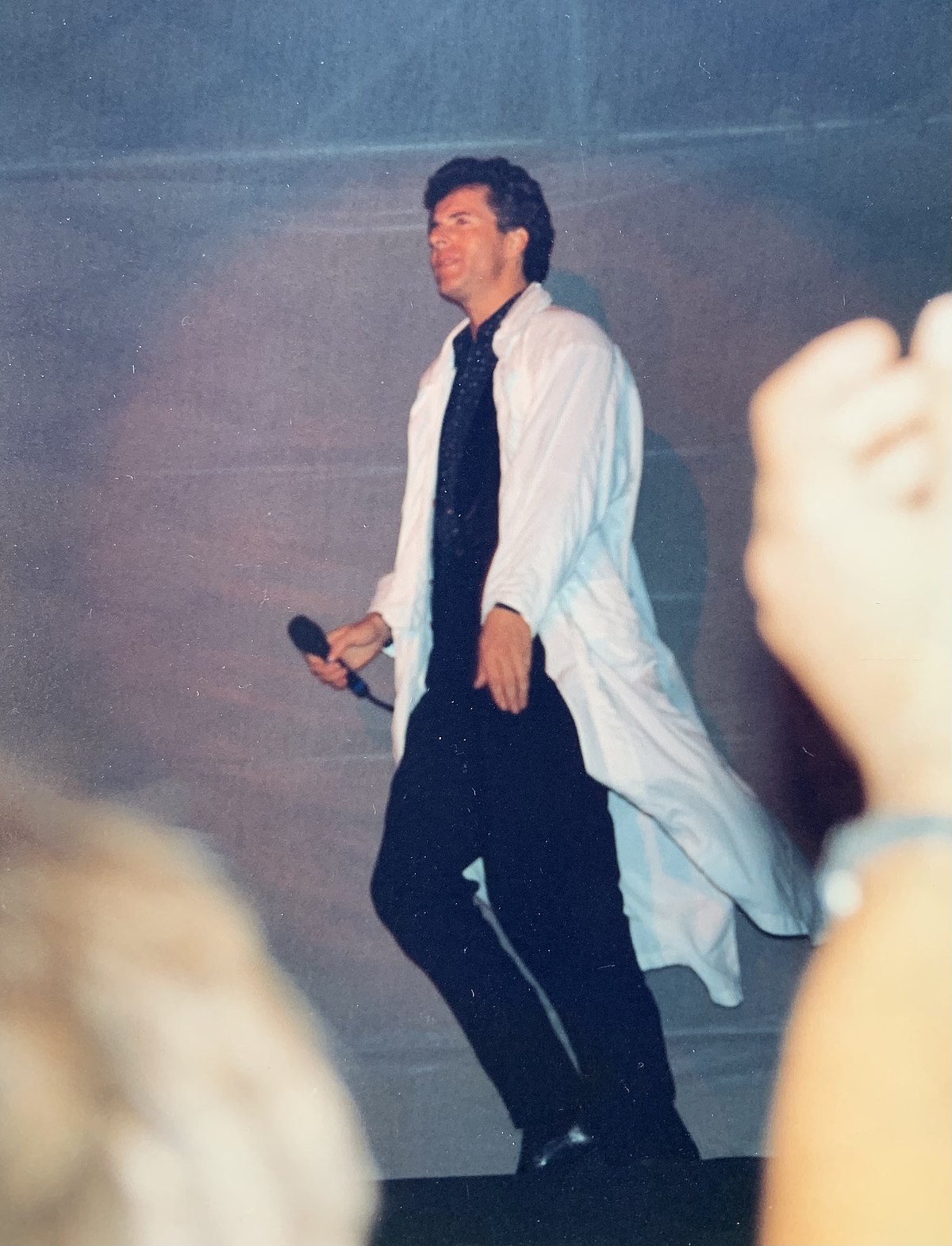 File:Claudio Baglioni live 1992.jpg - Wikimedia Commons