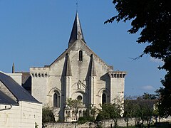 Fargefotografi av fasaden til en kirke sett på avstand.