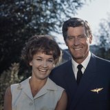 Liselotte Pulver und Paul Hubschmid, Hauptdarsteller im Film «Follow Me», Piloten-Nachwuchs-Förderungsfilm für die Swissair, 1967