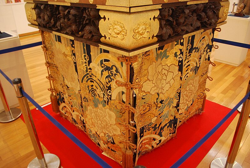 File:Curtain of "Syakkyo",Yoko-cho,Sakura-city,Japan.jpg