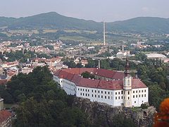 Blick von der Pastýřská stěna über Děčín auf das rechte Ufer der Elbe