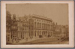 De Nieuwezijds Voorburgwal 178-202 met het postkantoor zonder de Donkere Sluis naar het Singel die in 1857verdween.jpg