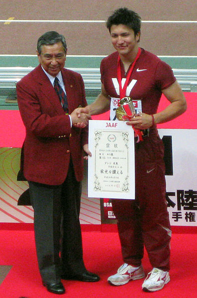 File:Dean Genki congratulated by Yohei Kono (cropped).jpg