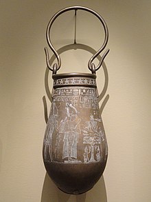 foto van een bronzen vaas
