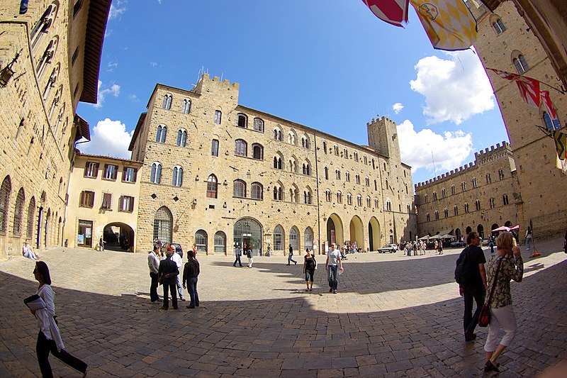 File:Der Platz im Weitwinkel - panoramio.jpg