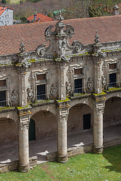 File:Detalle do claustro do Mosteiro de San Salvador de Celanova - Galiza-2.jpg