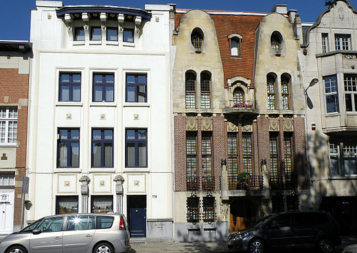 Het wit bepleisterde huis n.o.v. architect en schilder Flor Van Reeth en het woonhuis in art-decostijl, genaamd De Liana-Halle n.o.v. architect Jef Huygh (1923) gelegen op de Boekenberglei.
