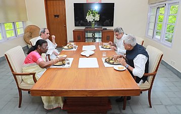 Draupadi Murmu, Naveen Patnaik, Gajendra Singh Shekhawat eta Pinaki Mishra bazkaltzen, 2016.12