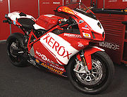Nahoře závodní verze Ducati 999. Dole silniční verze Ducati 999 v závodních barvách. Motocykly třídy superbike musí vypadat jako jejich silniční protějšky, významný rozdíl jsou chybějící přední světla a zrcátka