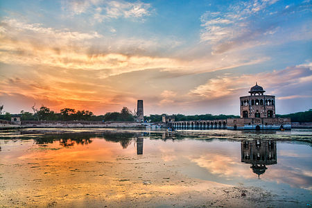 "Dusk_at_Hiran_Minar" by User:Muh.Ashar