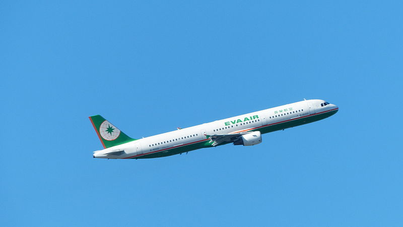 File:EVA Air Airbus A321-211 B-16202 Taking off from Taipei Songshan Airport 20140915.jpg