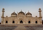 Abbasi Camii'nin sabah erken görünümü.jpg