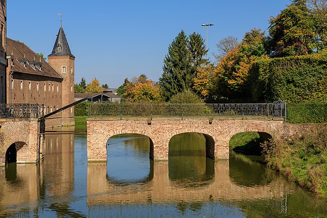 圖為通往運河城堡（德語：Schloss Gracht）的橋梁，位於德國北萊茵-威斯特法倫州埃爾夫特施塔特。