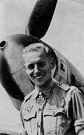 Erich Hartmann, with 352 official kills the highest scoring fighter pilot of all time. Erich Hartmann voor zijn Bf 109 (G-6).jpg