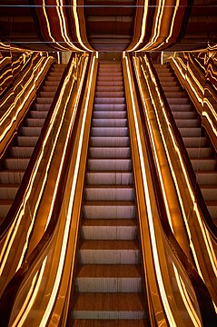 "Escalator,_Public_Hotel_New_York_(2024)-L1005609.jpg" by User:Frank Schulenburg