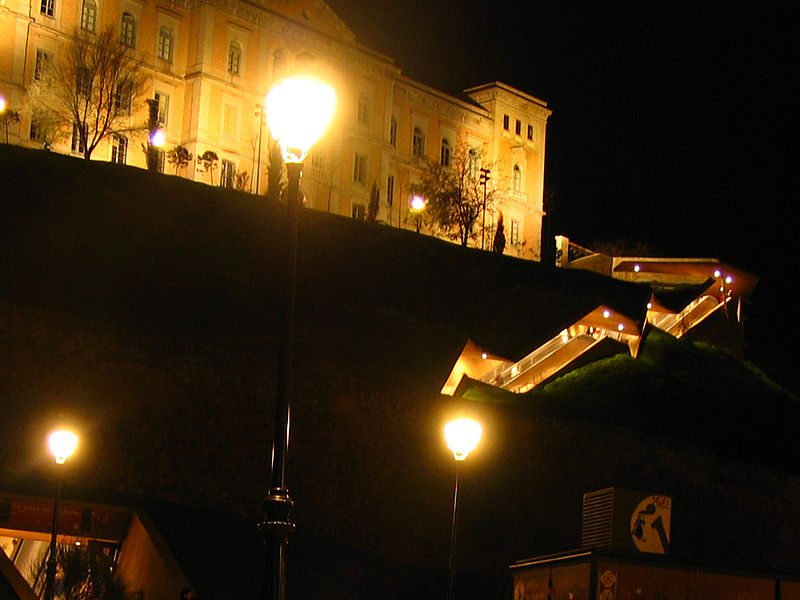 File:Escalera Toledo.jpg