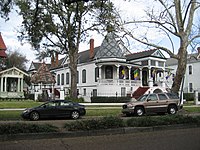 House on the 7th Ward side of Esplanade Avenue EsplanadeCarnivalFlagHouse2.jpg