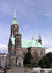 Evangelische Hauptkirche Rheydt mit dem Alufanten von Gerhard Wind (ganz links) vor der Neugestaltung des Marktplatzes