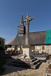 Face sud de la croix du cimetière (Saint-Pierre-de-Mailloc, Calvados, France).jpg