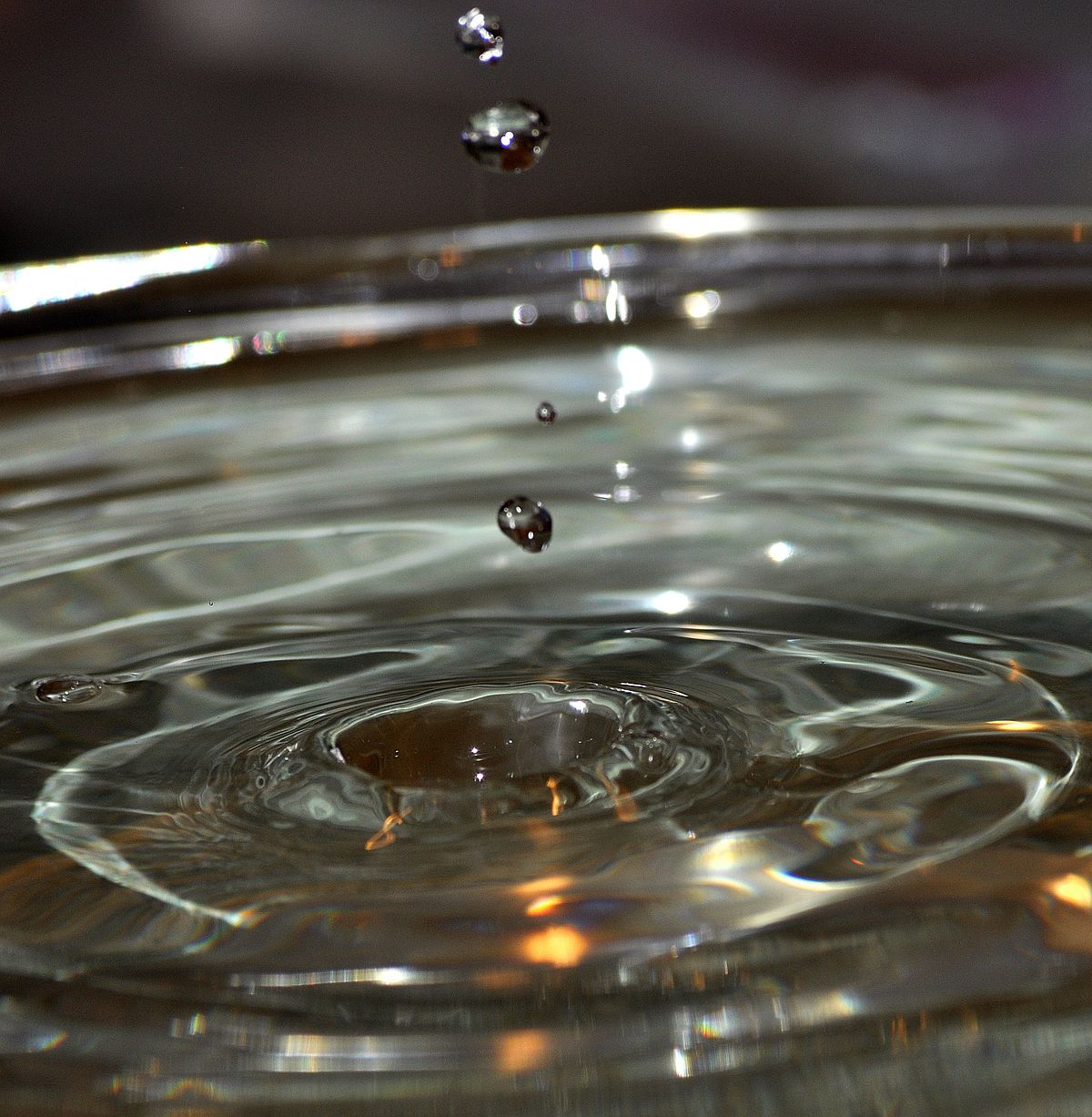 Падающая вода. Вода fal. Падающая вода фото. Quick-Drying Water droplets.